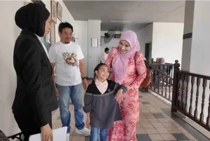 Hanan Qaireen bersama ibunya di Mahkamah Tinggi Melaka selepas menang saman hospital RM12.19 juta