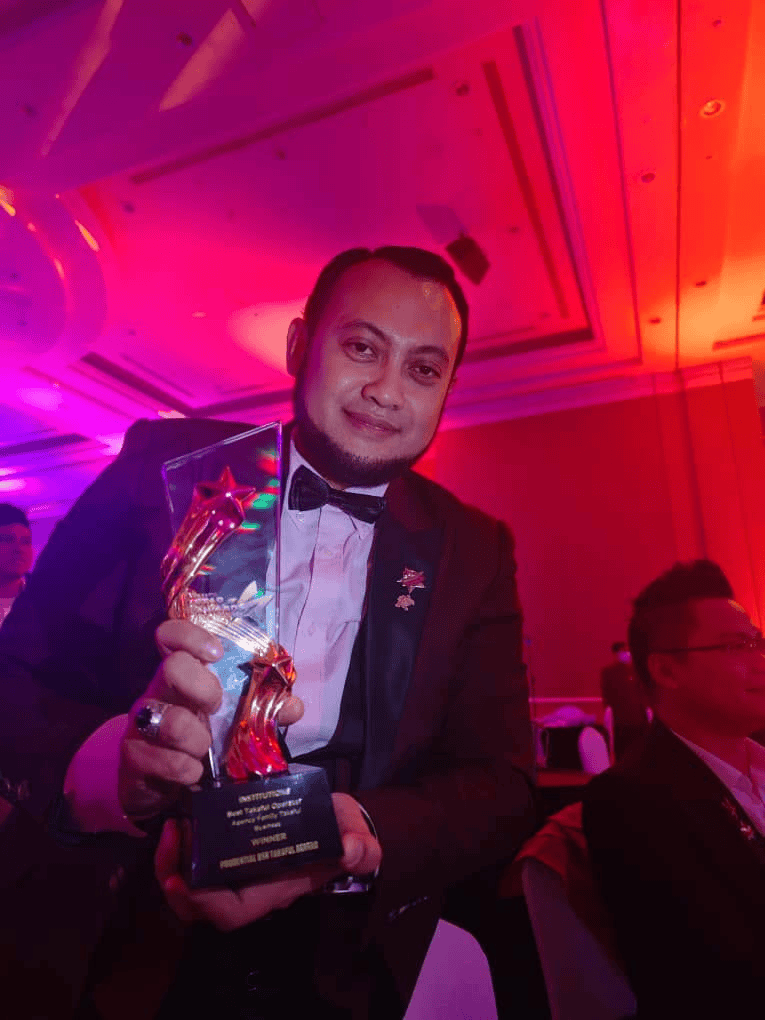 Pegang award untuk PruBSN di Star Awards. Antara kenangan yang saya hargai.