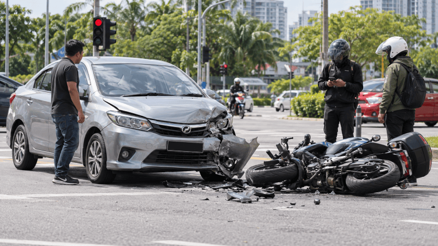 Ilustrasi kemalangan kereta dan motosikal di persimpangan jalan di Malaysia