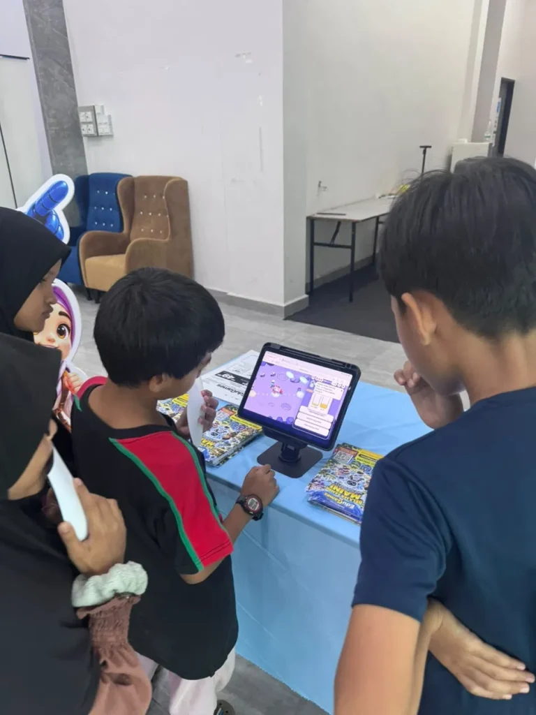 Anak-anak mencuba pengalaman pembelajaran digital.